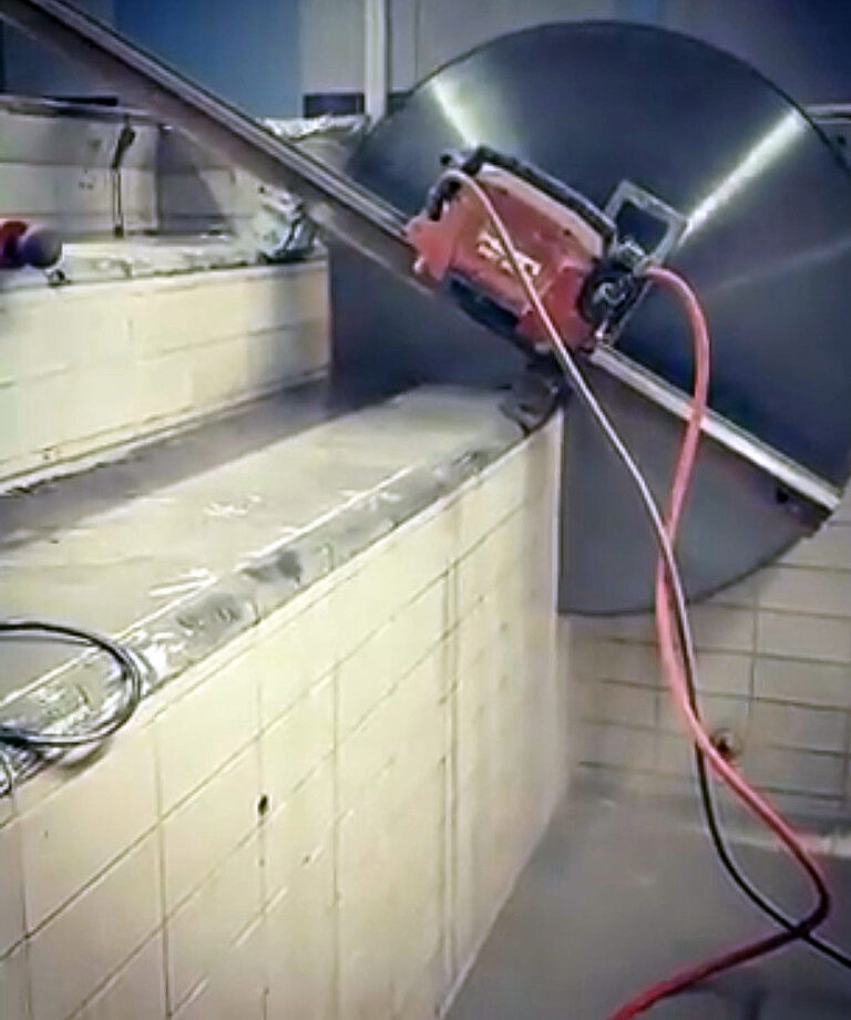 Vanhan-uima-altaan-purku-kiskosahalla-768x921 - Timanttiporaus Teho Oy